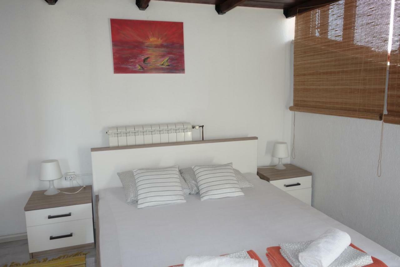 Apartma Beli Kriz *